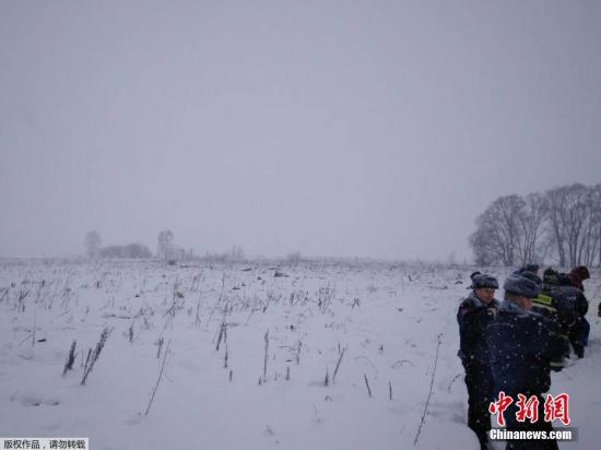 这架飞机在从莫斯科多莫杰多沃机场起飞后不久失联，后被证实坠毁。图为救援人员到达坠机现场。