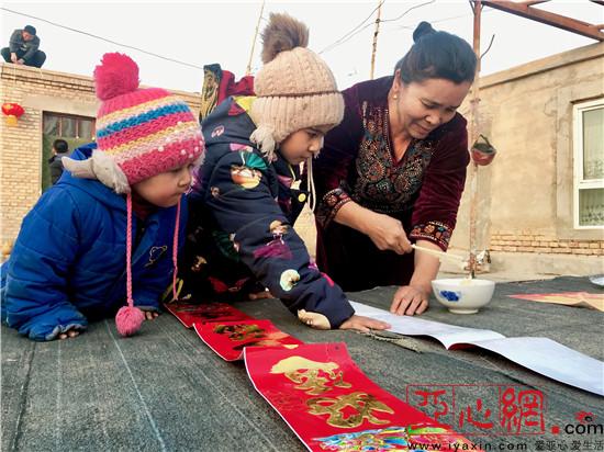 新疆和硕:大红灯笼高高挂 民族团结迎新年