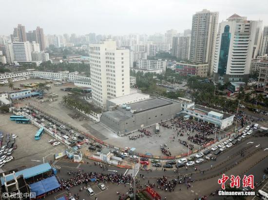 2018年2月21日，海南省海口秀英港、新海港、南港三大港口迎来客流高峰。自2月18日开始，琼州海峡出现罕见连续大雾天气，导致琼州海峡多次停航，造成大量准备通过琼州海峡出岛的车辆滞留，周边多个路段拥堵严重。图片来源：视觉中国 文字来源：新华网