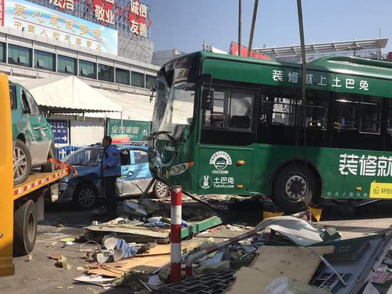 澎湃新闻:广州一公交车连撞4辆出租车致1死 已排除酒驾毒驾