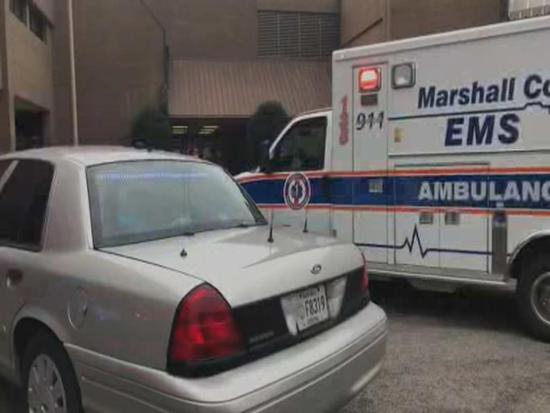 学校前警车和救护车