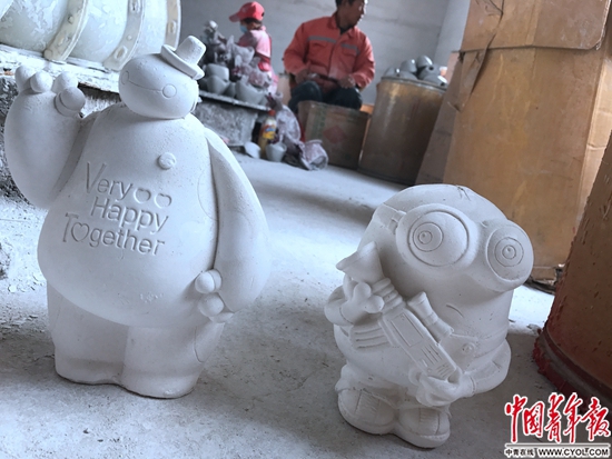  孙允兵的工厂里生产的“大白”与“小黄人” 