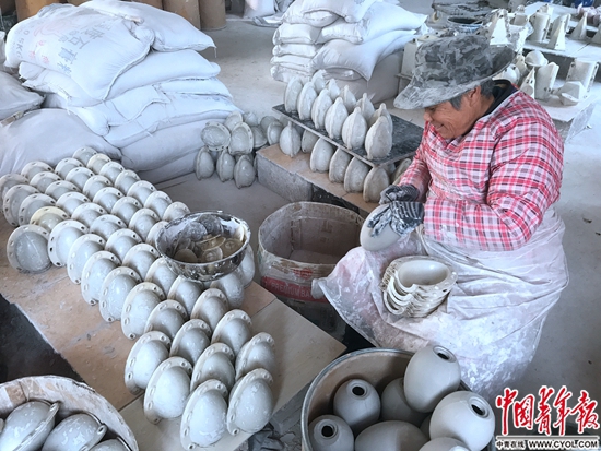     孙允兵厂中，一位年近70岁的老人正在忙于生产 