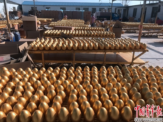  铺满工厂大院的金蛋在阳光下极为耀眼 