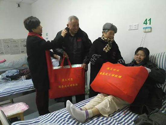 2月9日，怀化市民政局慈善总会工作人员到怀化市第四人民医院看望张赞鑫辛莉夫妇。