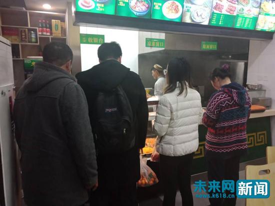 北京师范大学附近的面中缘拉面馆内,顾客在排队买拉面 未来网实习记者 刘文静 摄