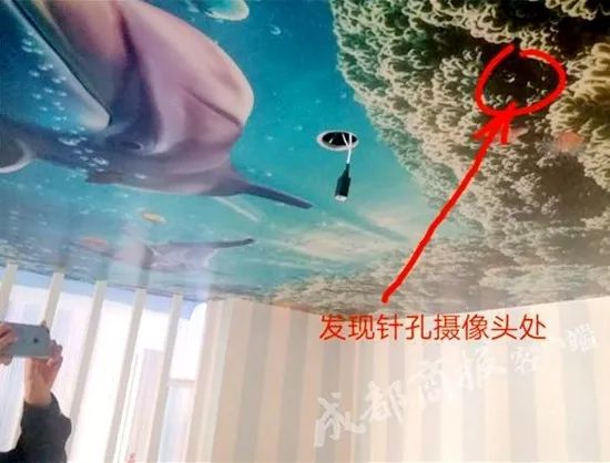 情侣酒店住一晚,醒来发现天花板竟如此可怕!