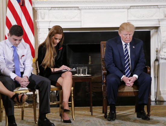  特朗普在白宫会见学生和家长。（图片来源：路透社）