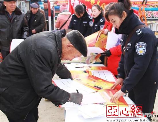 新疆和静县:开展宪法在我心中万人签名活动|