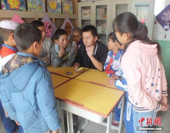 资料图:“90后”老师在给学生上课。郭红 摄