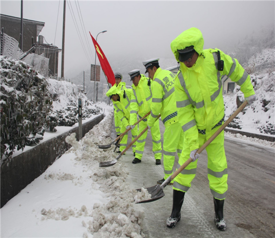破冰铲雪保畅通|路段|交警大队|张海