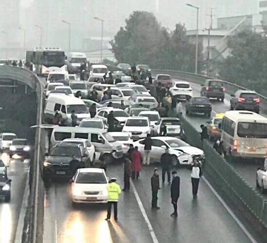 莲湖区政府今回应【路面结冰 38车相撞】事故