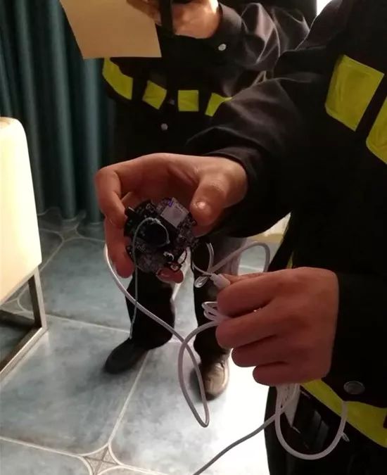 情侣酒店住一晚,醒来发现天花板竟如此可怕!