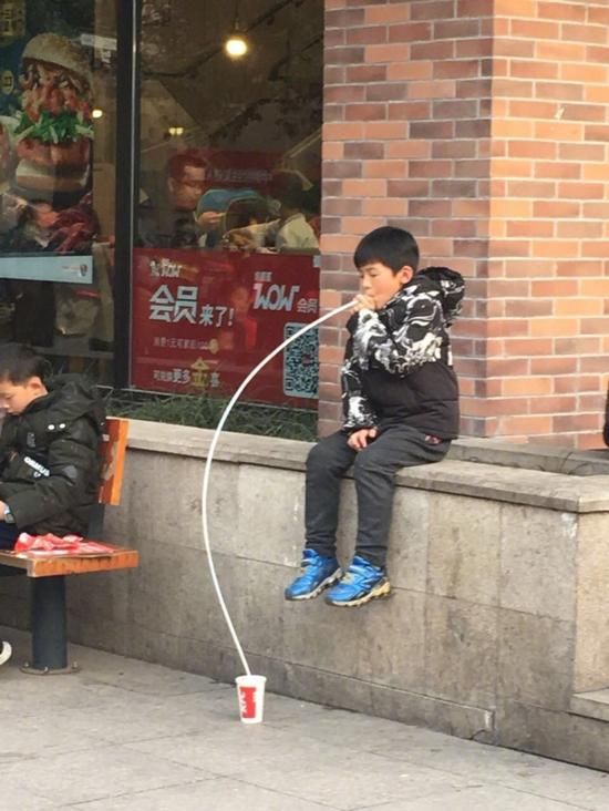 宝马撞上二师兄 每日轻松一刻1月1日晚间版