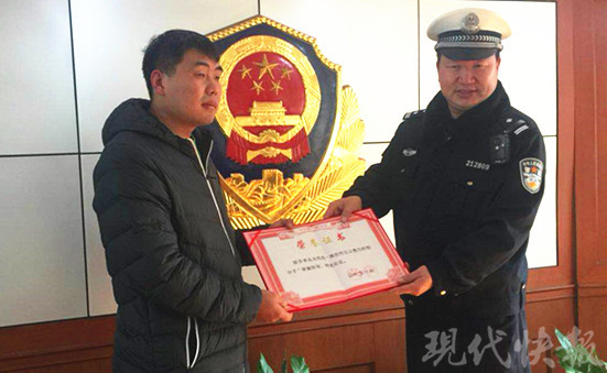 黑车遇检查顶着交警逃跑 的哥逼停获见义勇为