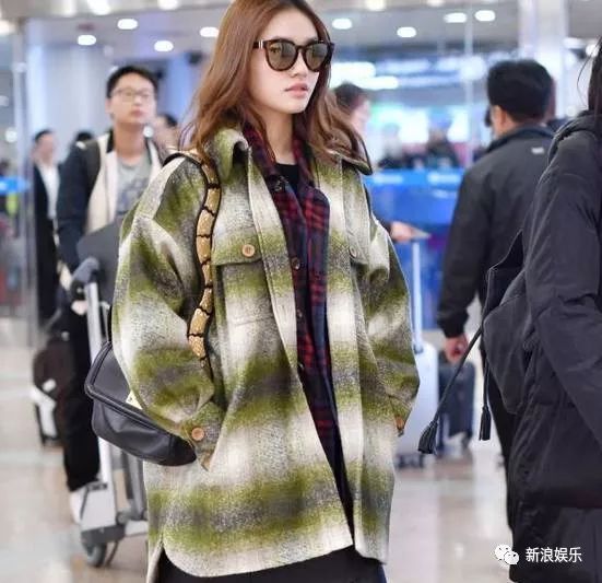 天冷怎么办？贵圈明星告诉你今年流行穿两件大衣出门