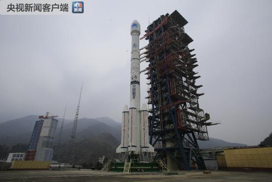 西昌卫星发射中心 伫立在塔架前的长征三号乙火箭