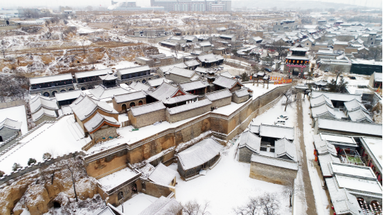 环卫部门清雪融雪保畅通 --龙城迎来2018首场