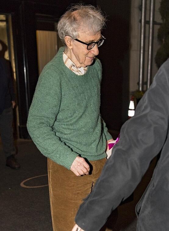 伍迪·艾伦被控诉性侵后首亮相 头发花白略显憔悴