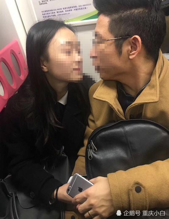 情侣地铁上忘我亲热 一路狂吻13个站