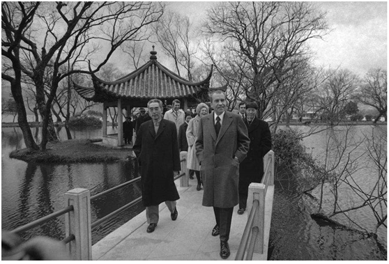 1972年,周恩来陪尼克松游览杭州。