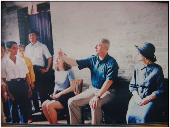 1998年,克林顿带着家人游桂林。