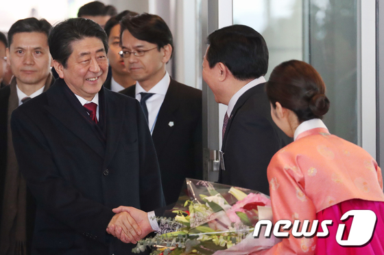 乐天会长辛东彬在乐天度假村迎接安倍