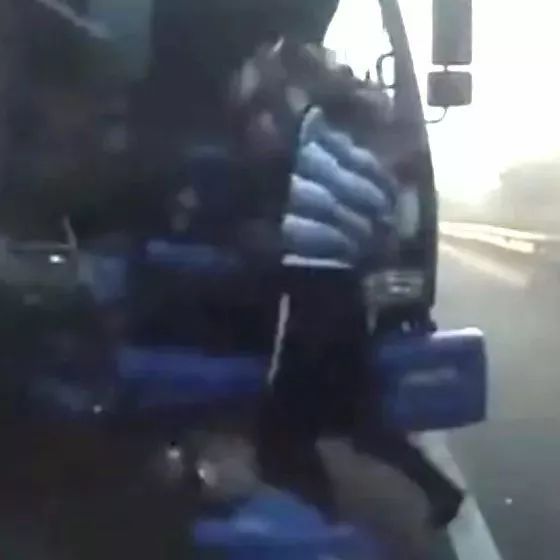 战斗民族！俄卡车相撞司机安全“翻身落地”