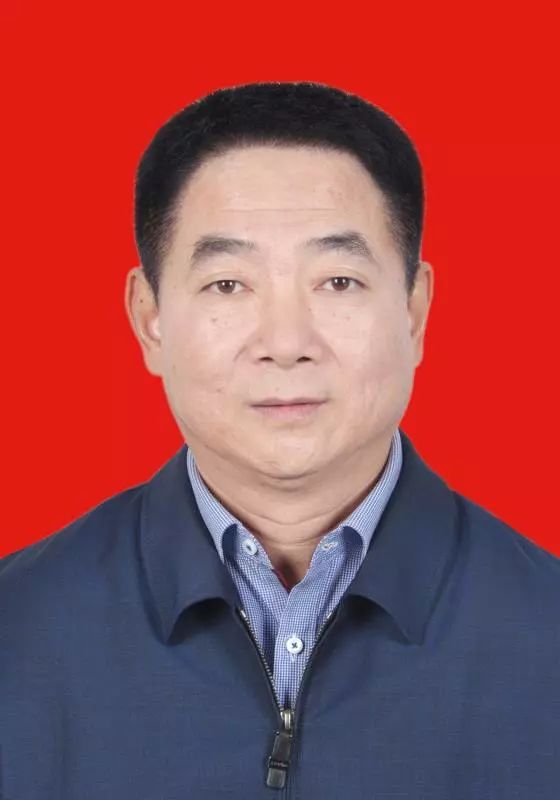 今天中共西安市雁塔区委副书记曹宇为大家诵读党的十九大报告和党章
