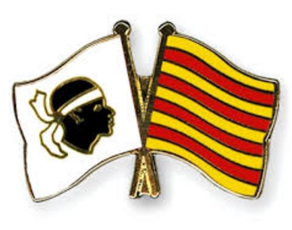  ▲图中左边的标志为科西嘉民族主义者的标志，右边的是加泰罗尼亚的标志