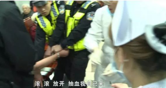 气愤,宝马男用脚踹抽血护士!酒精检测证实其