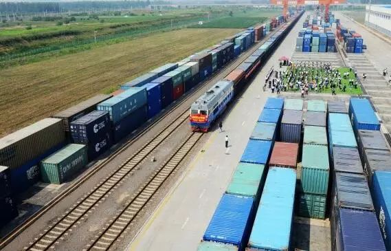▲随着“一带一路”建设的开展，中国一些城市开通货运列车，定期开往中亚和欧洲。