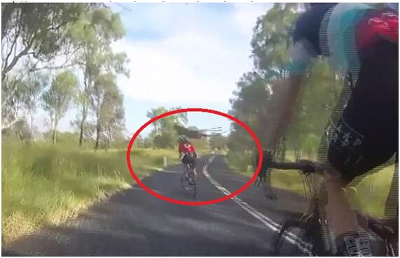 调皮!澳女子乡间骑行被撞倒 肇事者竟为一只袋鼠