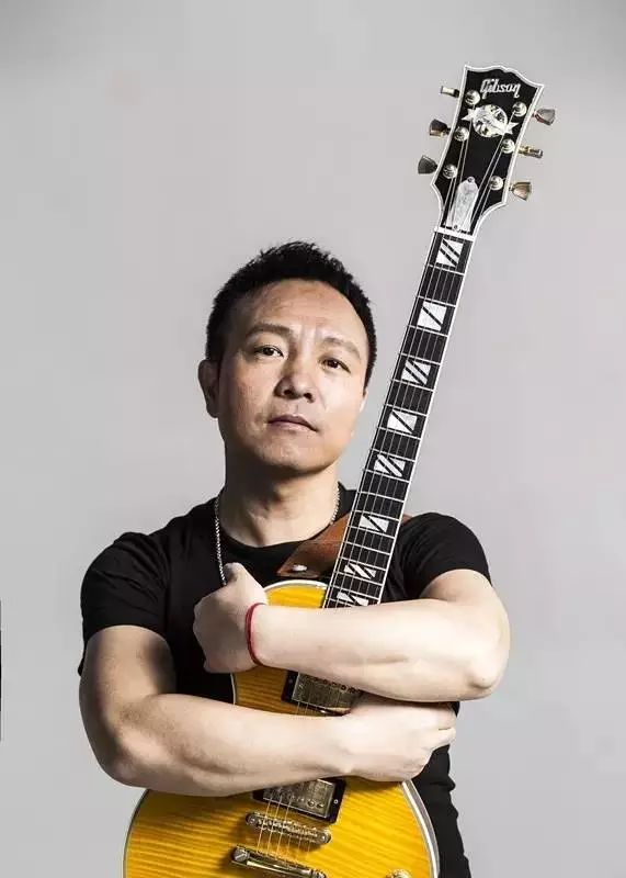 《曾经的你》是由许巍作词,作曲,由许巍演唱的一首歌曲.