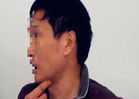 员工名下多出欠费电话卡 老板当街被扇巴掌|电