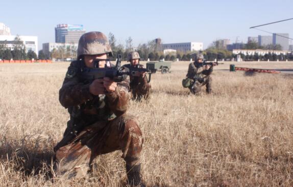突击步兵在训练场组织地面突击行动训练。王安然 摄