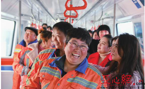访惠聚工作队邀请女同胞试乘地铁列车感受建