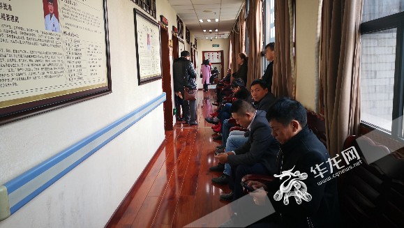 在重庆市中医院南桥寺院部名医馆看诊室外，不少人正等候看病。 记者 黄宇 摄