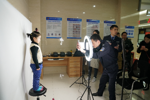 免费照相首日,渝中区出入境受理量翻一番|渝中