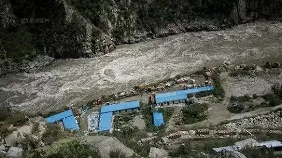大渡河边的矿场,图片来源:乐虎国际
