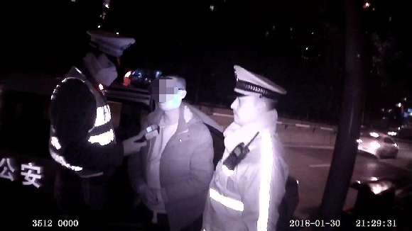 酒后等代驾 突发奇想去加个油 结果被民警查获