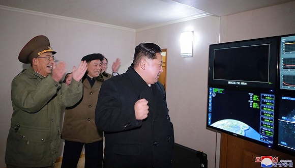 11月29日，朝鲜新型洲际弹道导弹“火星-15”发射成功，金正恩全程观看导弹试射，并宣布实现了导弹强国目标，完成了国家核武历史大业。图片来源：视觉中国