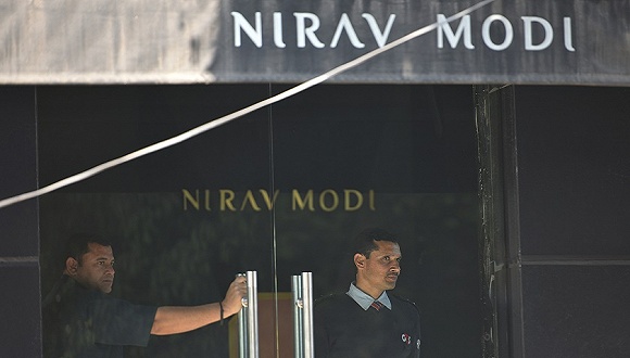 2018年2月15日，印度新德里，印度执法机构对NiravModi房产进行搜查。图片来源：视觉中国