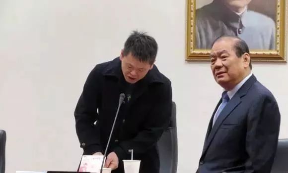 曾永權(右)申請赴大陸遭到拒絶,連同吳敦義的兩岸核心核幕都被管制3年,只要蔡當局不核准申請,3年內都不能赴大陸及港澳地區。(中評社 資料照)