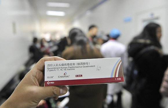 2017年12月14日，西安，市民排队接种疫苗。西安首批180针四价宫颈癌苗3小时抢光。图片来源：视觉中国
