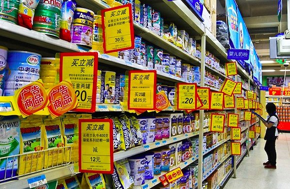 超市货架上林立的奶粉促销牌，2015-2016年间被称为价格战最凶猛时期。来源：视觉中国