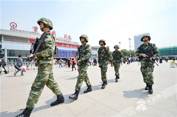 武警重庆总队执勤官兵在重庆龙头寺火车站巡逻 。武警重庆总队供图 华龙网发
