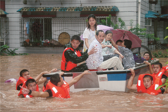 2007年7月17日,重庆普降暴雨,山洪暴发,武警重庆总队千余名官兵分赴沙坪坝区、南岸区、璧山等地抗洪抢险。武警重庆总队供图 华龙网发