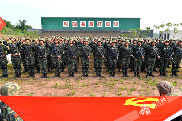 武警重庆总队广泛开展“主题党日”活动,有效激发全体官兵创先争优的积极性和献身使命的政治热情。武警重庆总队供图 华龙网发