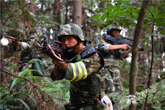 武警重庆总队官兵围捕犯罪嫌疑人。武警重庆总队供图 华龙网发